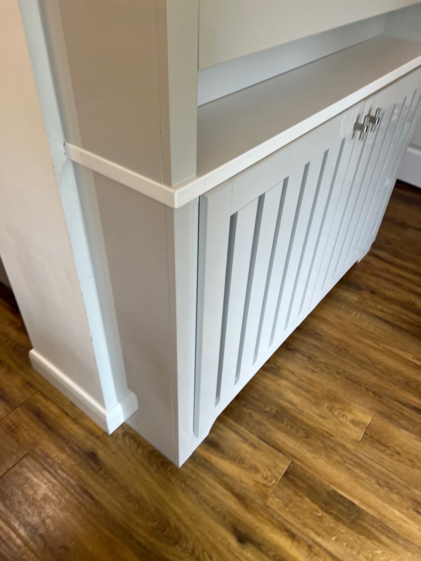 Corner detail of the radiator cover and open shelf
