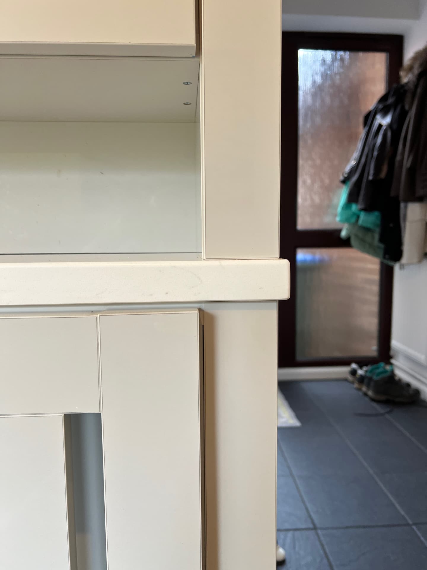 Crisp junction between the shelf and side panel
