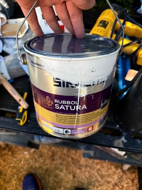 Sikkens Rubbol Satura paint tin used for the finish